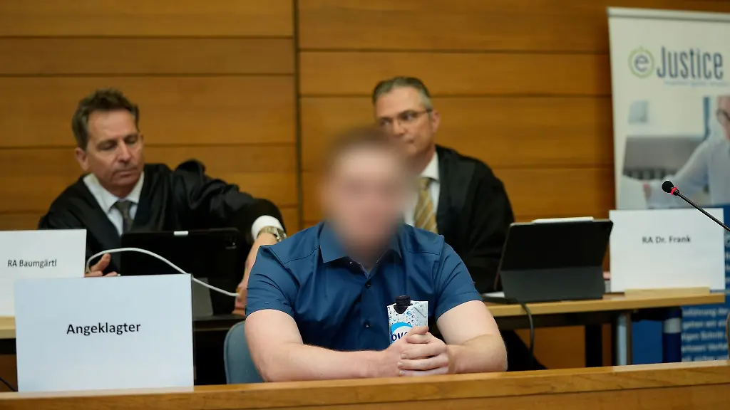 Der-Angeklagte-im-Prozess-um-die-getoetete-Studentin-Hanna-auf-der-Bank-im-Landgericht-Traunstein