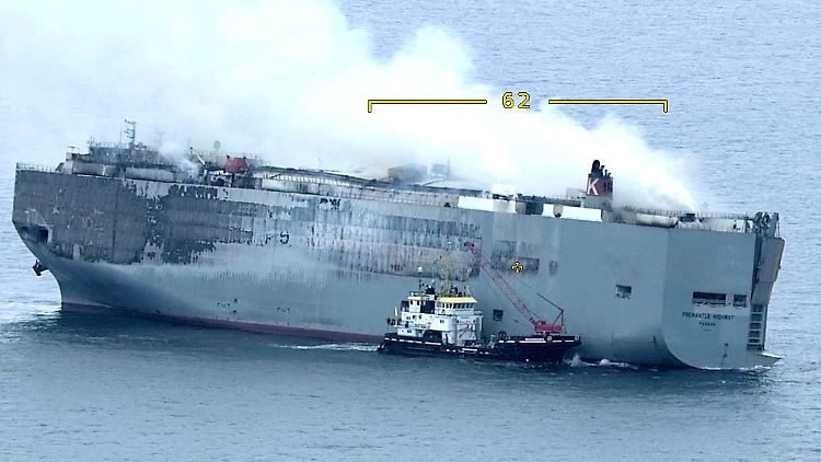 Dass die Bergungsleute an Bord konnten, ist die Voraussetzung dafür, das Schiff an einen sicheren Ort zu schleppen.