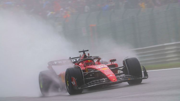 Charles Leclerc profitiert von einer Strafe für Max Verstappen.