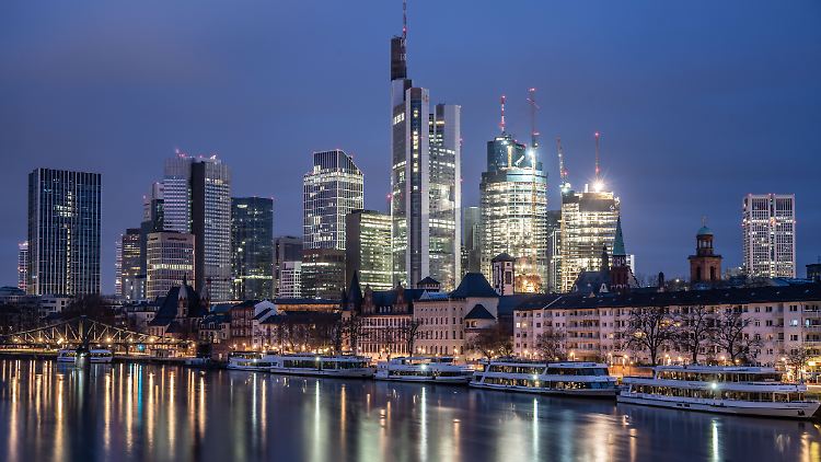 Die europäischen Banken würden auch in einem
Negativszenario, das eine schwere Rezession in der EU und
weltweit, steigende Zinssätze und höhere Kreditspreads
kombiniert, widerstandsfähig bleiben.