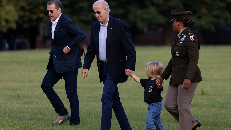 Joe und Hunter Biden mit dessen jüngstem Sohn Beau. Dessen Halbschwester ist knapp zwei Jahre älter.