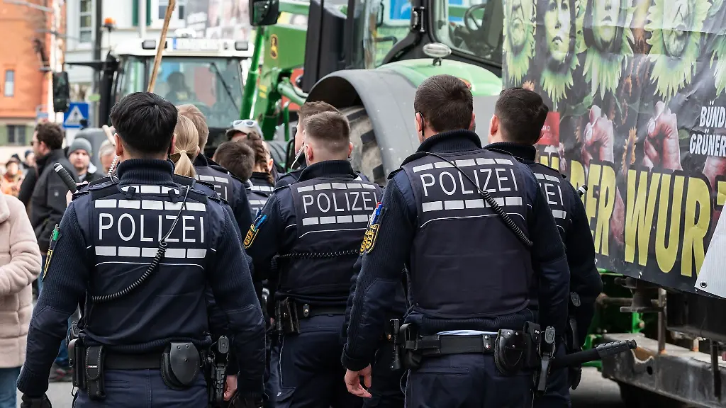 Polizisten-waehrend-einer-Demonstration-vor-Beginn-des-politischen-Aschermittwochs