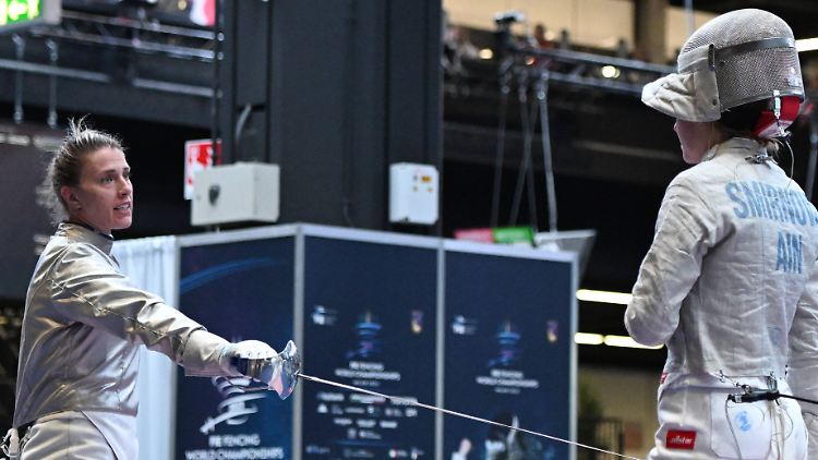 Die Situation, die zur Disqualifikation von Olha Charlan (l.) führte: Sie verweigerte nach dem Erfolg im Duell mit der russischen Athletin Anna Smirnowa den Handschlag.