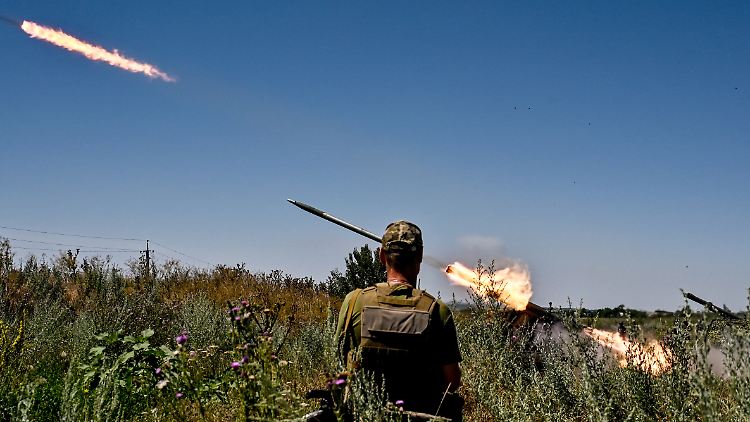 Ukrainische Soldaten feuern in der Nähe von Dnipro einen Raketenwerfer ab.