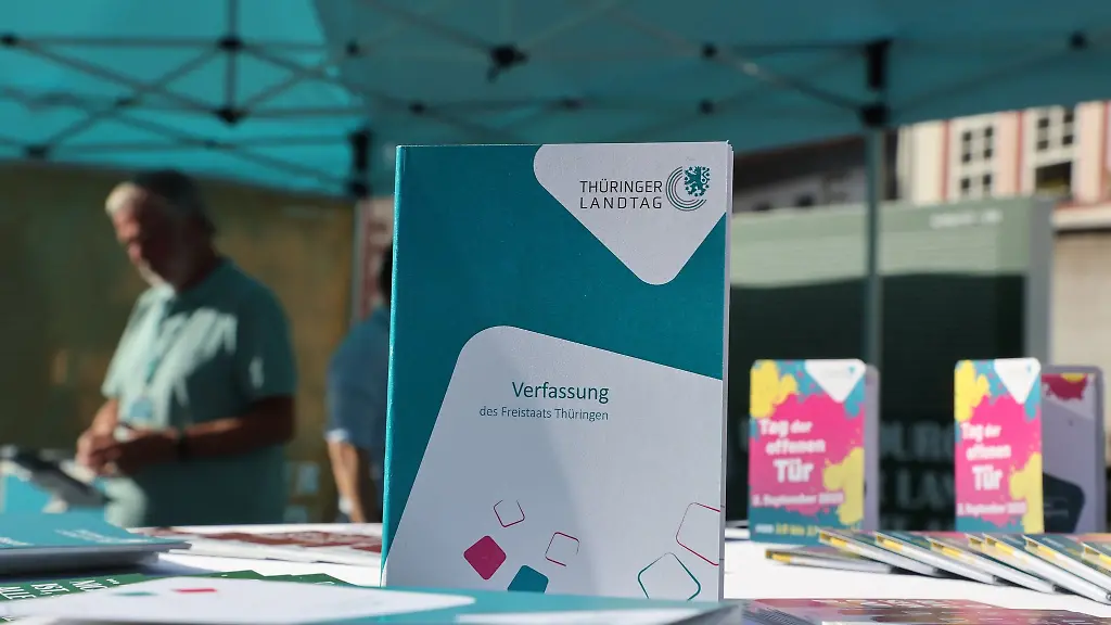 Ein-Exemplar-der-Verfassung-des-Freistaats-Thueringen-steht-vor-dem-Zelt-einer-Wanderausstellung-des-Thueringer-Landtags-zum-30-jaehrigen-Bestehen-der-Thueringer-Verfassung