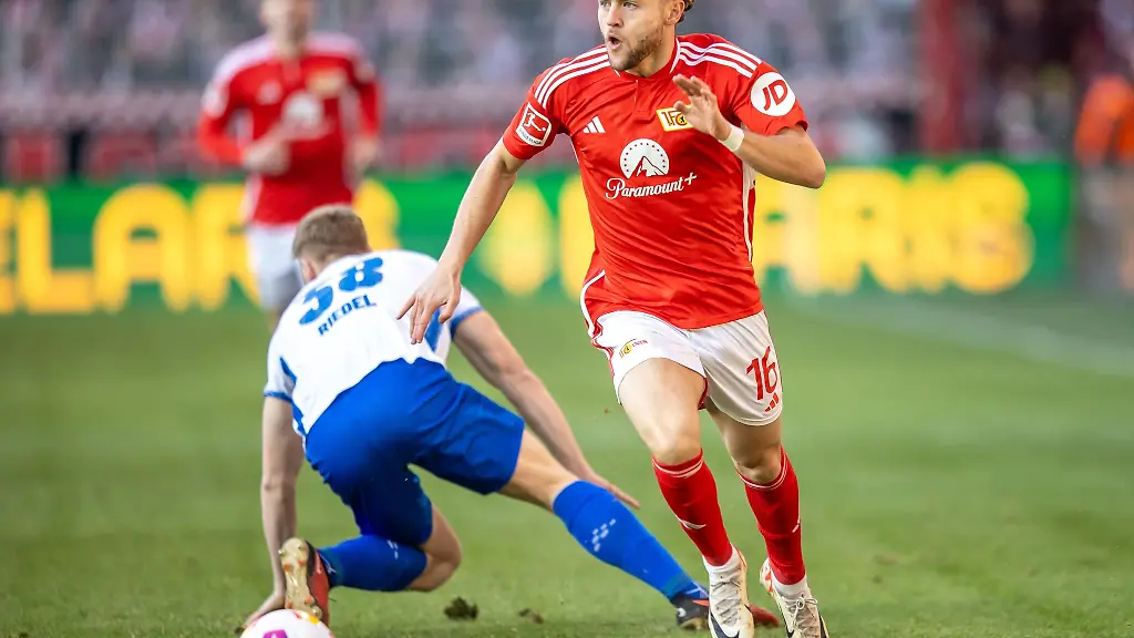 Union-Berlins-Benedict-Hollerbach-r-kaempft-gegen-Clemens-Riedel-von-Darmstadt-98-um-den-Ball