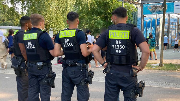 Nach Randale richtete die Berliner Polizei mobile Wachen vor einigen Berliner Freibädern ein.