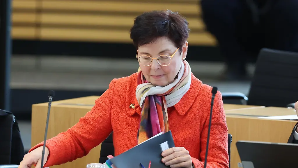 Heike-Taubert-SPD-Finanzministerin-von-Thueringen-sitzt-bei-einer-Landtagssitzung-im-Plenarsaal