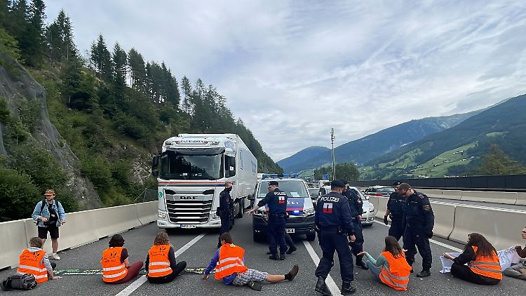Kein Durchkommen im Ferienverkehr, es bildet sich ein vier Kilometer langer Stau.