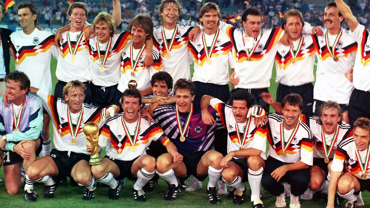 Die-deutsche-Mannschaft-stellt-sich-nach-dem-1-0-Finalsieg-gegen-Argentinien-bei-der-Fussball-Weltmeisterschaft-im-Olympiastadion-von-Rom-zum-Mannschaftsfoto-auf
