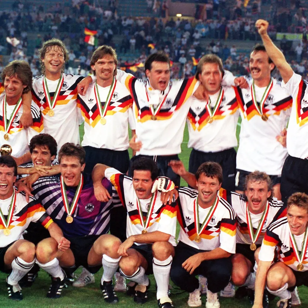 Die-deutsche-Mannschaft-stellt-sich-nach-dem-1-0-Finalsieg-gegen-Argentinien-bei-der-Fussball-Weltmeisterschaft-im-Olympiastadion-von-Rom-zum-Mannschaftsfoto-auf