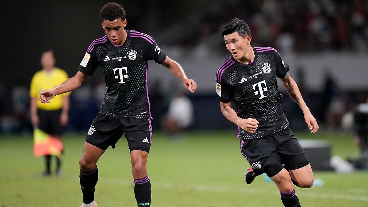 Jamal Musiala (links) und Min-Jae Kim beim Testspiel gegen Kawasaki Frontale.