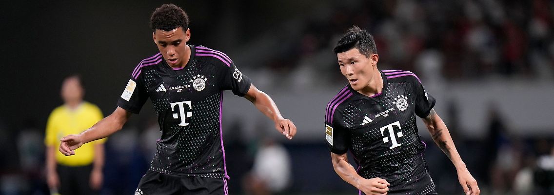 Jamal Musiala (l) und Min-Jae Kim beim Testspiel gegen Kawasaki Frontale.