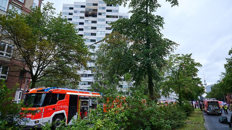 Das Sprungkissen der Feuerwehr ist laut einem Sprecher nur für Höhen bis 16 Meter ausgelegt. Auch die Drehleiter reichte nicht in den zwölften Stock. 