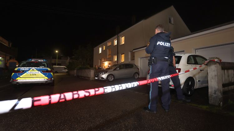 Die Ermittler fanden mehrere Waffen im Auto und in der Wohnung des Verdächtigen. 