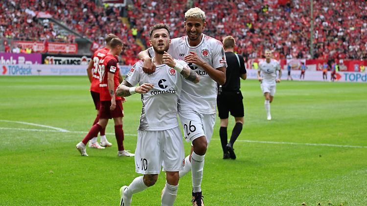 Marcel Hartel (links) und Elias Saad feiern das 2:1 für St. Pauli gegen Kaiserslautern.