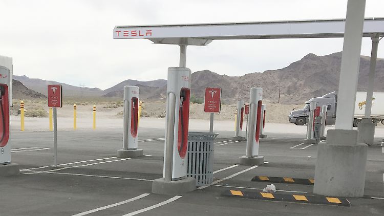 Auf seinem Weg von Colorado nach Kalifornien muss Tesla-Fahrer Alexandre Ponsin sein Auto rund ein Dutzend Mal aufladen - im Schnitt etwa alle 150 Kilometer. 