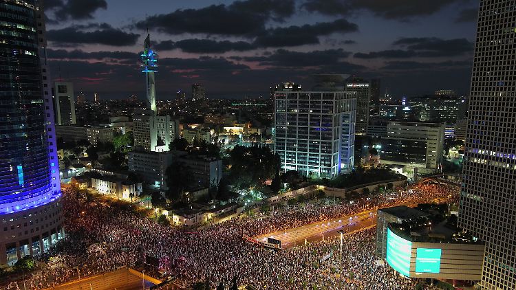 Rund 160.000 Menschen versammelten sich allein in Tel Aviv, um gegen die Beschneidung der Befugnisse des Obersten Gerichts zu protestieren.