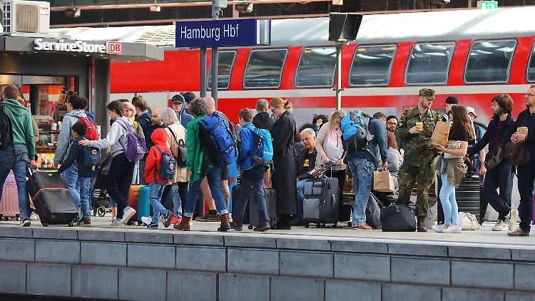 Die Nachfrage nach dem 49-Euro-Ticket ist deutlich gestiegen. 