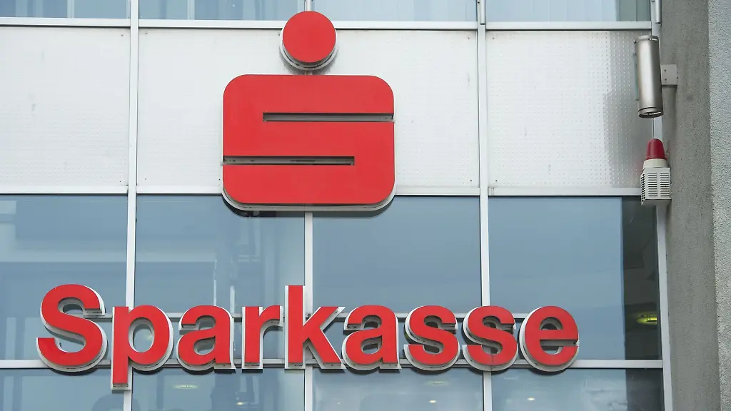 Blick-auf-das-Logo-und-den-Schriftzug-Sparkasse-in-Sassnitz-auf-der-Insel-Ruegen
