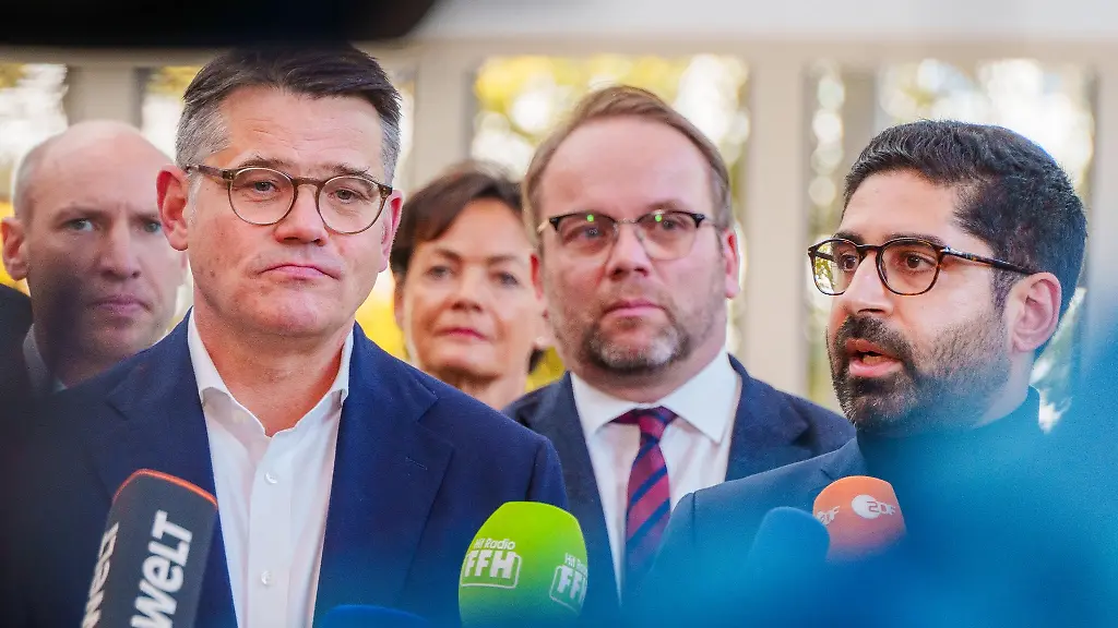 Boris-Rhein-l-CDU-Ministerpraesident-von-Hessen-und-Kaweh-Mansoori-SPD-Vize-Regierungschef-stehen-im-RheinMain-CongressCenter-in-Wiesbaden-vor-Journalisten