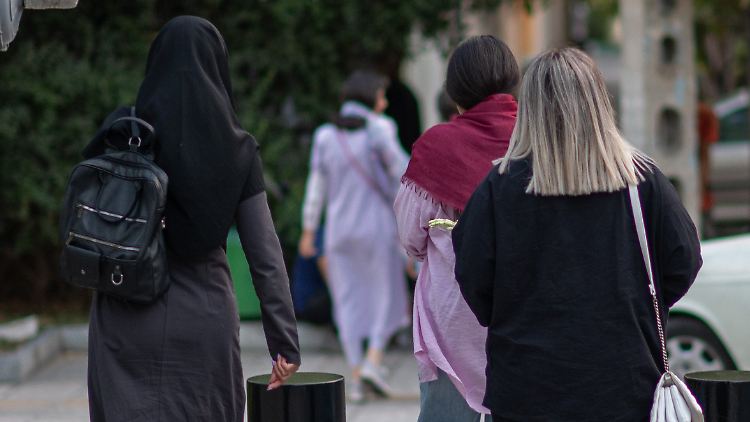 Nach Vorstellung der Sittenwächter im Iran soll es solche Bilder, wie hier in Teheran, künftig nicht mehr geben. Das Fehlen eines Kopftuches soll noch härter bestraft werden.