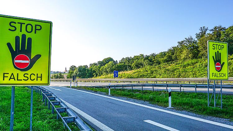 Mit solchen Schildern an Autobahnausfahrten sollen Falschfahrer gewarnt werden. Das klappt nicht immer.