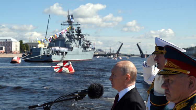 Putin vor großer Kulisse.