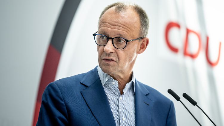 Die rückläufige Industrieproduktion müsse "uns zutiefst besorgen", sagt Merz.