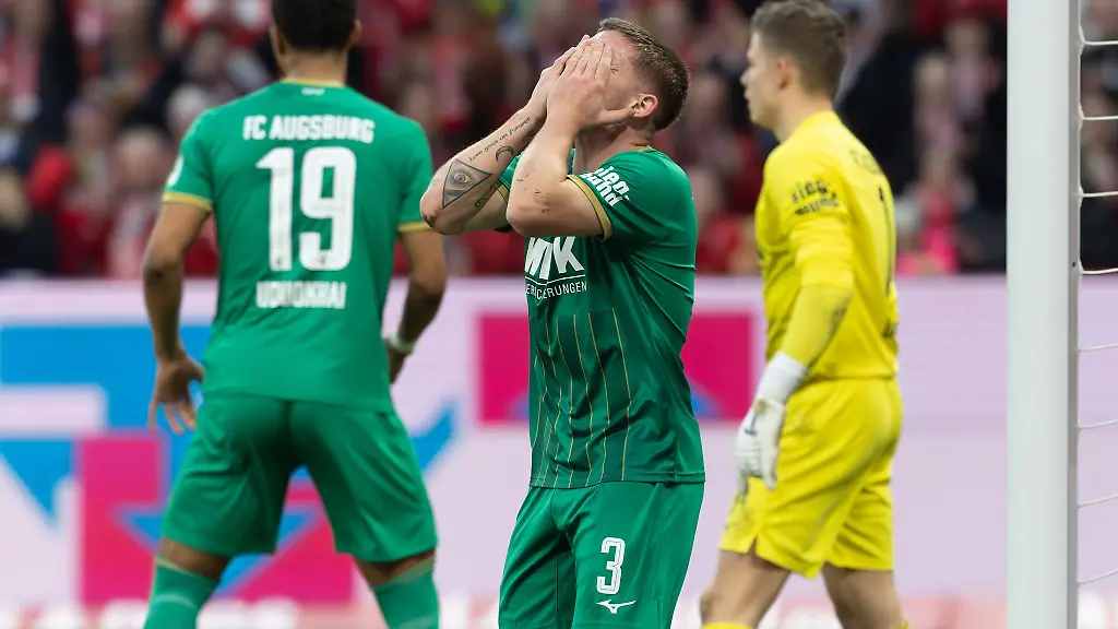 Augsburgs-Mads-Pedersen-schlaegt-die-Haende-vor-das-Gesicht