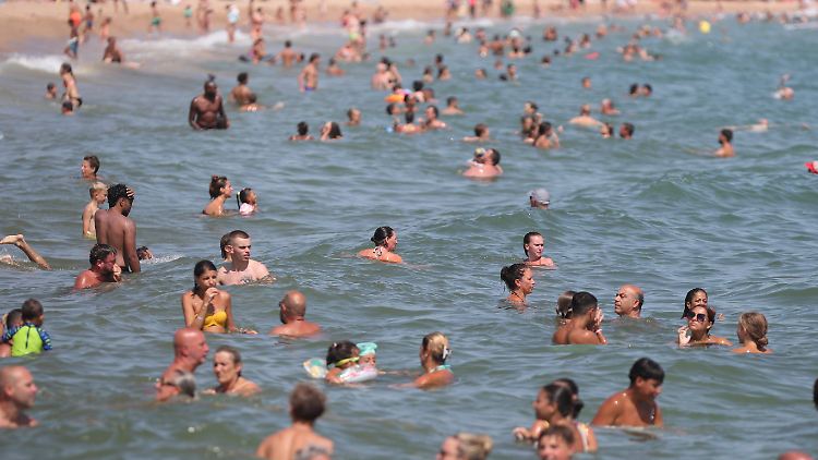 Nur wenige Hundert Meter von den Badegästen am Strand von Fréjus entfernt setzte das Flugzeug auf dem Wasser auf. 