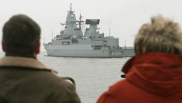 Die Fregatte "Hessen" läuft zu ihrem UNIFIL-Einsatz Richtung Libanon aus (19.02.2008).