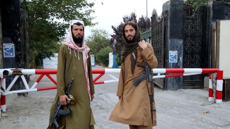Seit ihrer Machtübernahme haben die Taliban zahlreiche Vorschriften erlassen, die ihre strenge Auslegung des Islam widerspiegeln.
