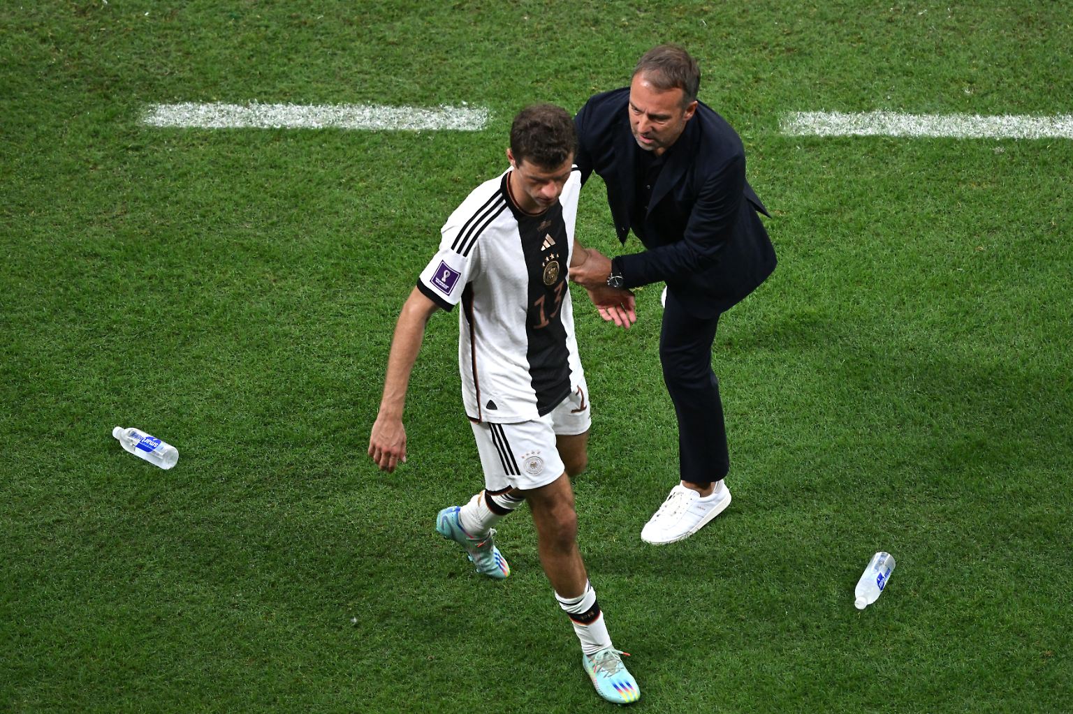 2022 weint er bittere Abschiedstränen und kommt doch wieder - nach dem neuerlichen emotionalen Ausbruch gibt es aber wohl kein Zurück mehr. Thomas Müller verabschiedet sich nach 131 Länderspielen ...
