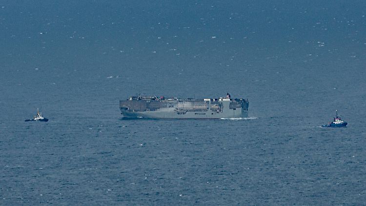 Etwa 5,5 Kilometer schaffen die beiden Schlepper mit ihrer brennenden Fracht.