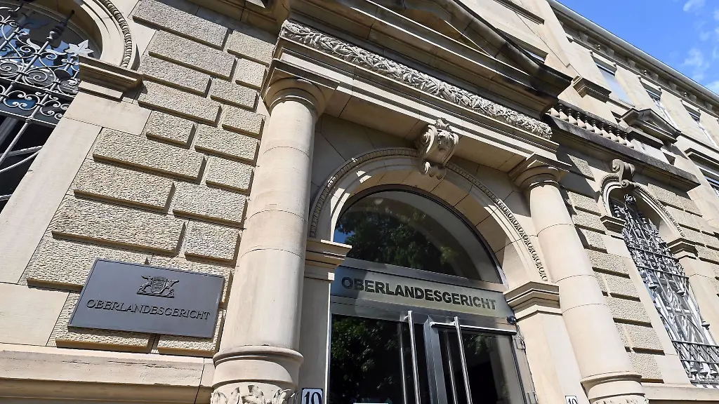 Aussenaufnahme-des-Oberlandesgericht-Karlsruhe-mit-einer-Hinweistafel-auf-der-steht-Oberlandesgericht