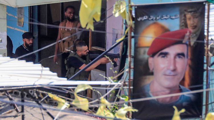 Fatah-Kämpfer im Einsatz. Die libanesische Armee ist in dem Flüchtlingslager nicht präsent.