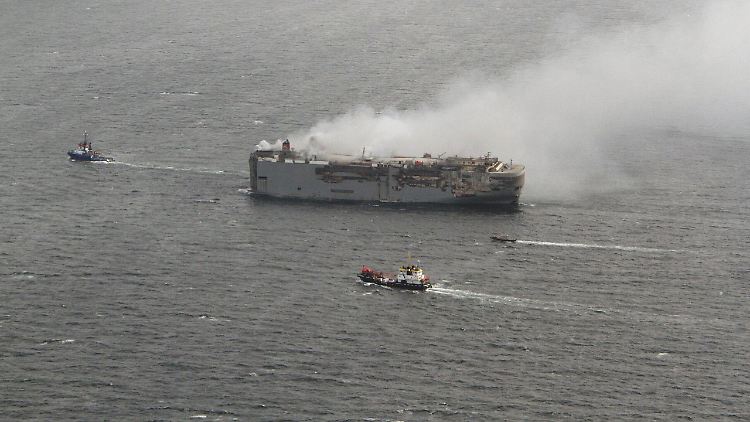 Die "Fremantle Highway" war auf dem Weg von Bremerhaven nach Singapur in Brand geraten.