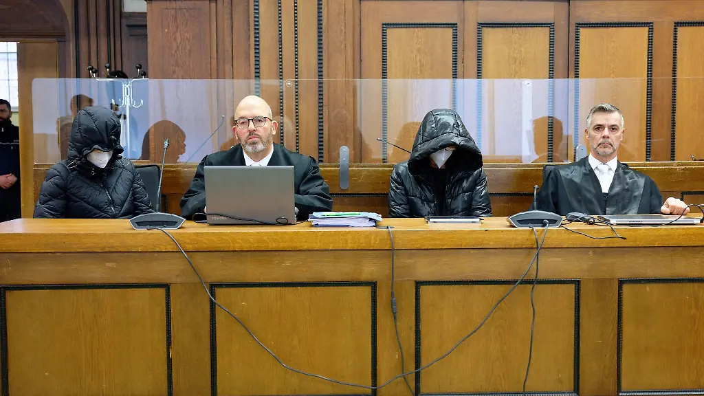 Die-beiden-Angeklagten-und-die-Rechtsanwaelte-Lutz-Adam-2-v-l-und-Marius-Kuschka-r-sitzen-vor-Beginn-der-Verhandlung-im-Saal