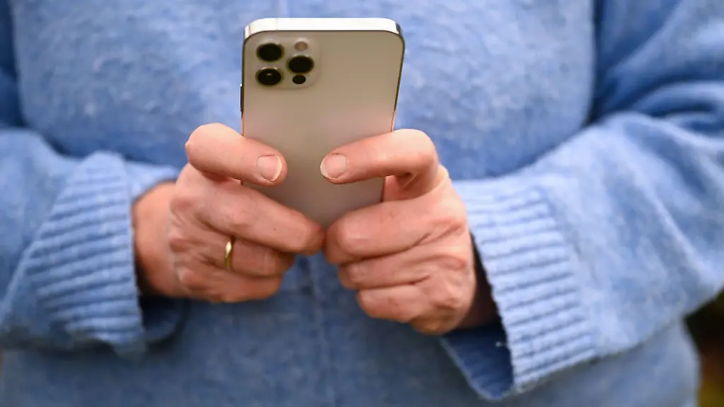 Eine-Frau-tippt-auf-ihrem-Smartphone