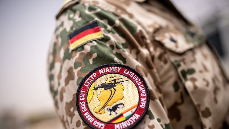 Ein Schulterpatch zeigt das Logo des Bundeswehr-Lufttransportstützpunkts "Camp Vie Allemand" in Niamey.