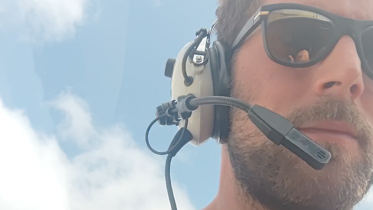 Kabelmonteur C. Müter aus Schleswig-Holstein bei der Arbeit.