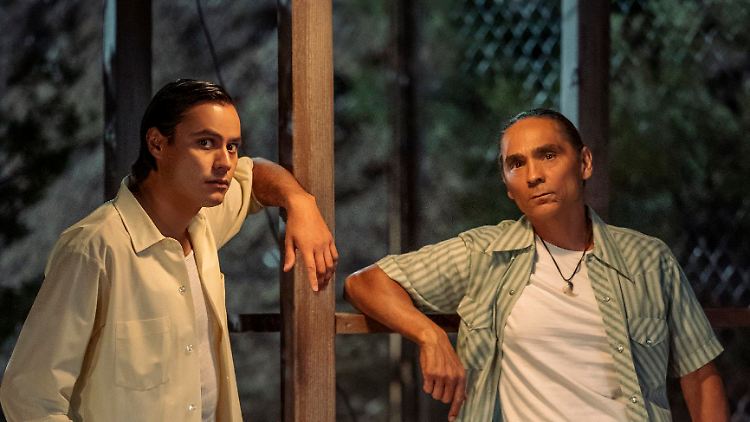 Jim Chee (Kiowa Gordon, l.) und Joe Leaphorn (Zahn McClarnon) ermitteln.