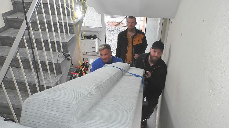 Nach dem Einkaufstag wird auf der Baustelle kräftig angepackt.