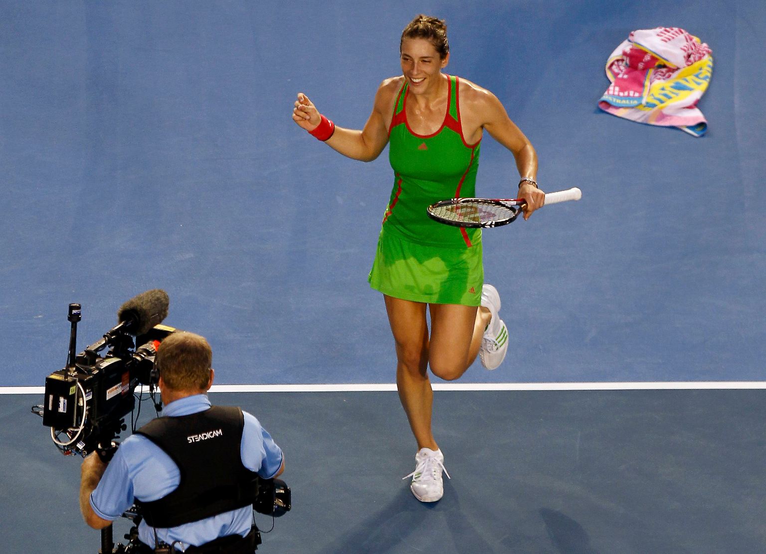Nach dem bislang größten Erfolg ihrer Karriere tanzte Andrea Petkovic zunächst ausgelassen über den Centre Court, dann verteilte sie Ratschläge an den Tennis-Nachwuchs.