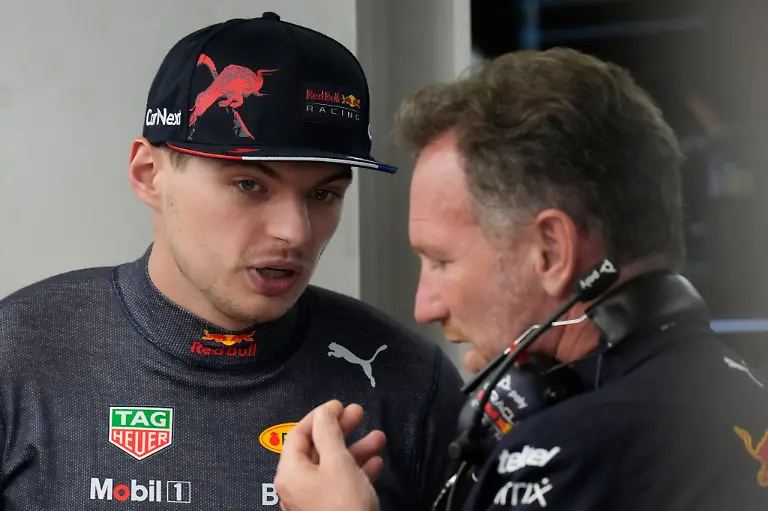 Max-Verstappen-l-spricht-mit-Red-Bull-Teamchef-Christian-Horner-Ab-Mittwoch-test-die-Formel-1-in-Bahrain