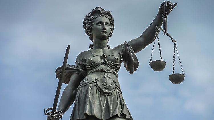 Die Ermittler werten derzeit Bilddateien aus, die sich auf den Geräten des Tatverdächtigen befinden.