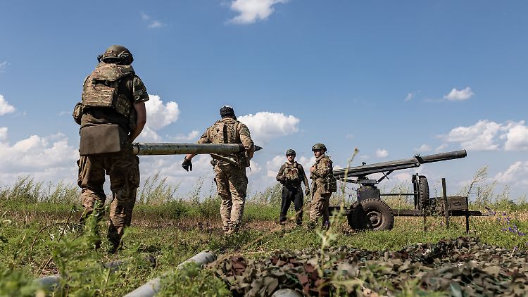 In der Nähe von Bachmut laden ukrainische Soldaten einen Raketenwerfer.
