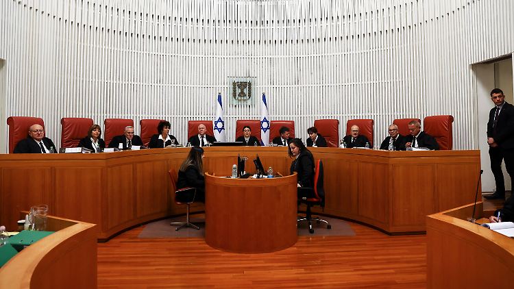 Israels oberste Richterin Esther Chajut (Mitte) hat sich bereits kritisch zur Justizreform geäußert. 