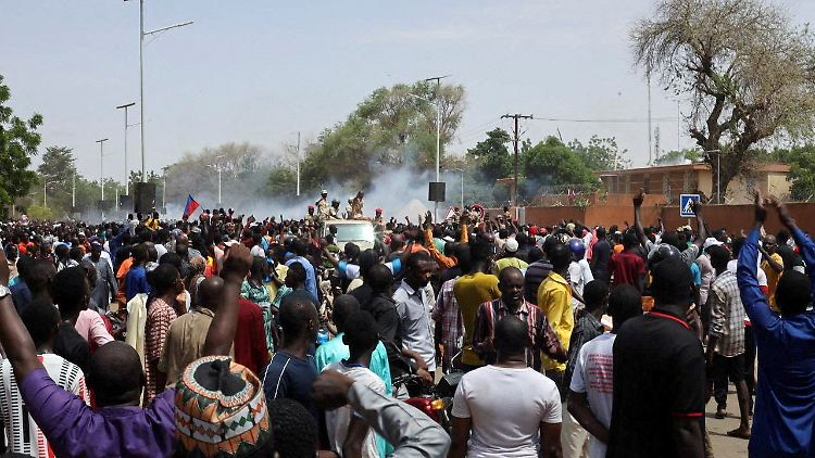 Unterstützer der Putschisten gingen am Wochenende in Niamey auf die Straße und skandierten vor allem anti-französische Parolen. 